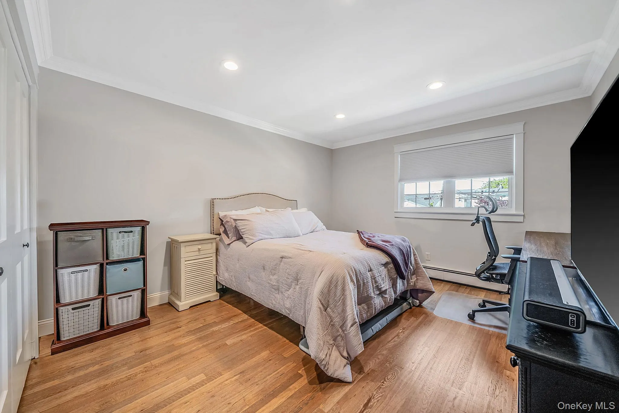 BR 3 with HW Floors, Recessed Lighting, Crown Molding BR 3 with HW Floors, Recessed Lighting, Crown Molding