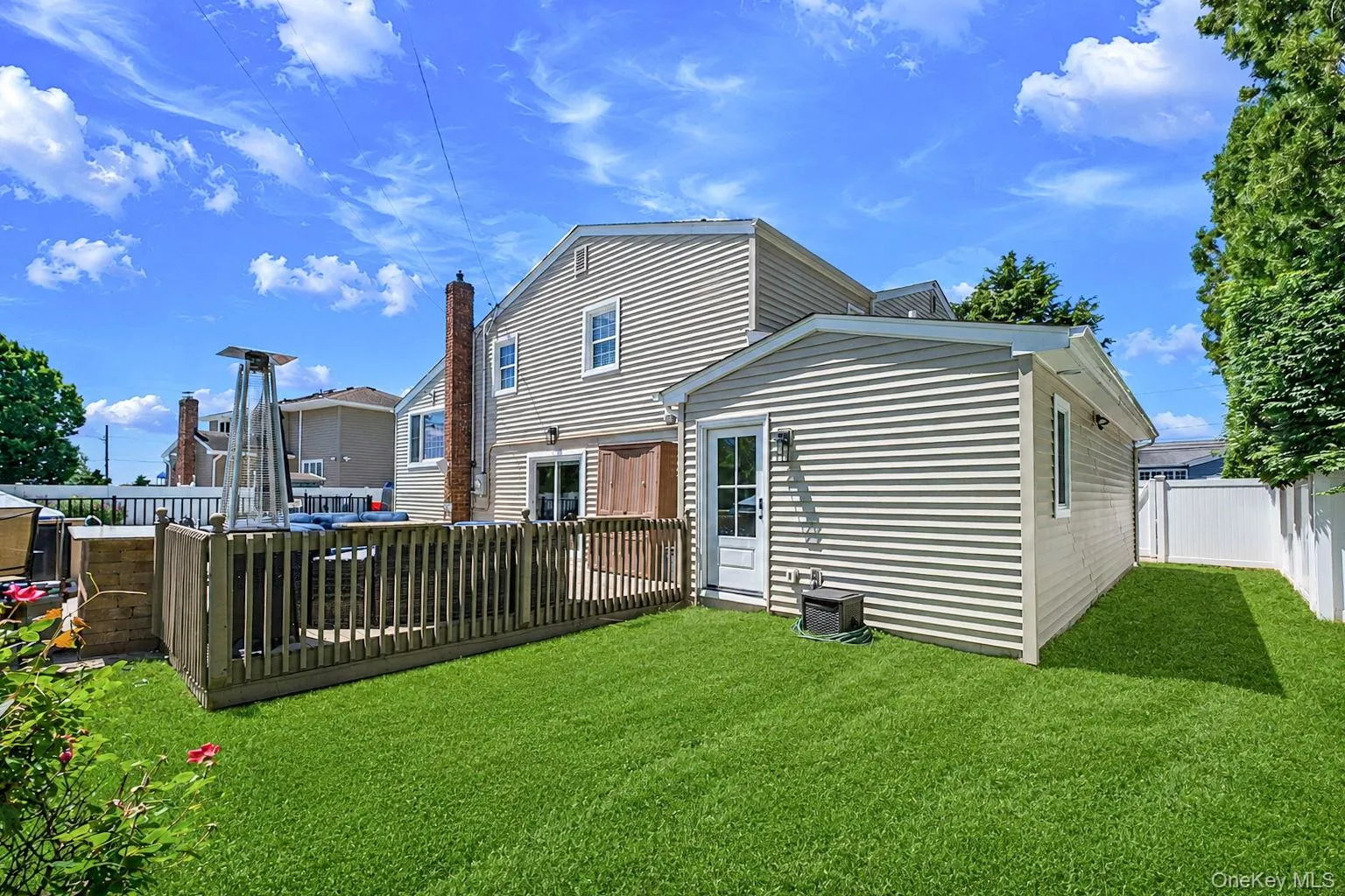 Entertainers Backyard, .23 Acres, Saltwater Heated IGP, Deck, Built in BBQ, Entertaining Space, PVC Fencing, IGS Entertainers Backyard, .23 Acres, Saltwater Heated IGP, Deck, Built in BBQ, Entertaining Space, PVC Fencing, IGS