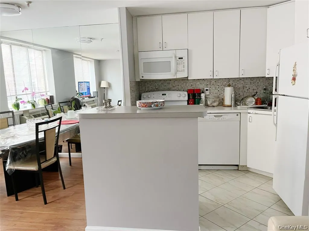 10 Canterbury Road, North Hempstead, NY, 1 Bedroom Bedrooms, 4 Rooms Rooms,1 BathroomBathrooms,Residential Lease,For Rent,Canterbury,0,KEY1015933 10 Canterbury Road, North Hempstead, NY, 1 Bedroom Bedrooms, 4 Rooms Rooms,1 BathroomBathrooms,Residential Lease,For Rent,Canterbury,0,KEY1015933