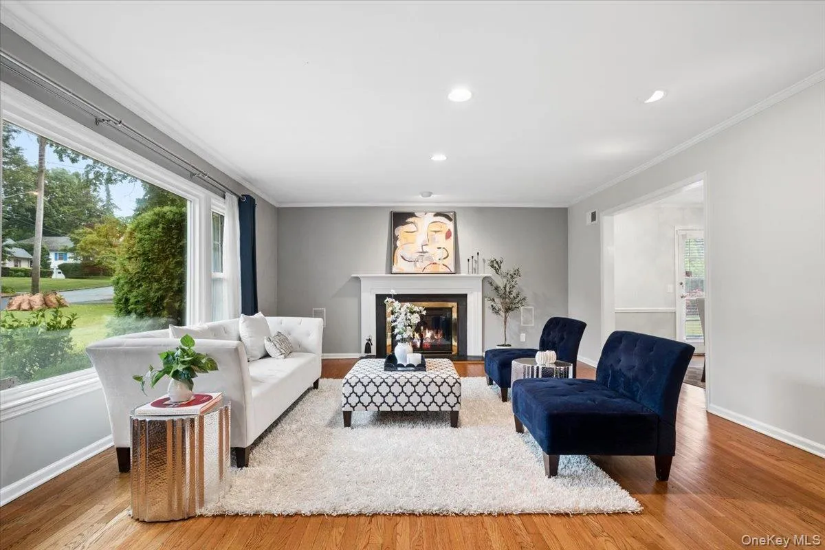 Enjoy the large, sun-filled living room. Enjoy the large, sun-filled living room.