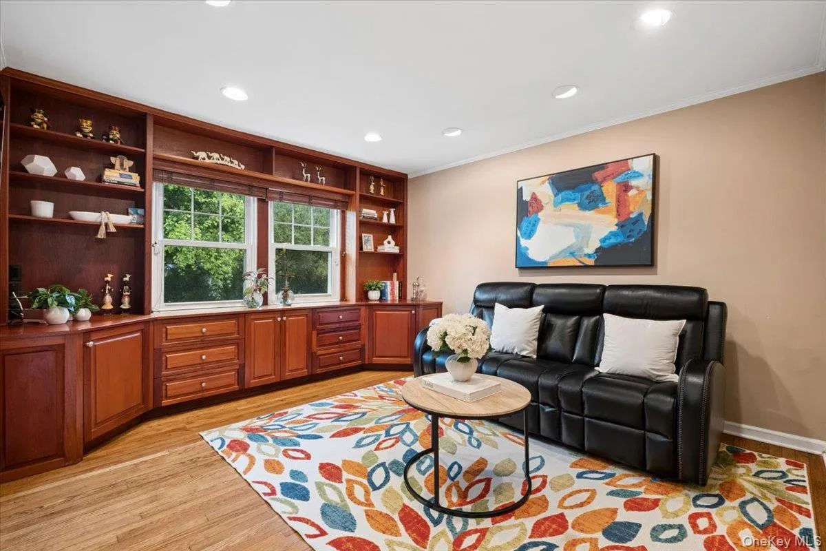 Family room with built-ins off kitchen, great room to create family memories. Family room with built-ins off kitchen, great room to create family memories.