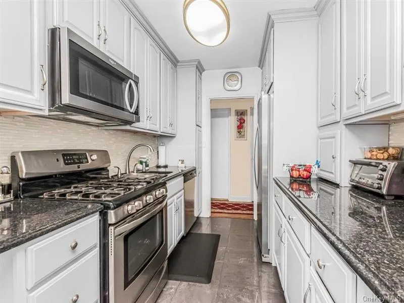 3530 Henry Hudson Parkway, New York, NY, 2 Bedrooms Bedrooms, 5 Rooms Rooms,2 BathroomsBathrooms,Residential,For Rent,Henry Hudson,0,1015947 3530 Henry Hudson Parkway, New York, NY, 2 Bedrooms Bedrooms, 5 Rooms Rooms,2 BathroomsBathrooms,Residential,For Rent,Henry Hudson,0,1015947