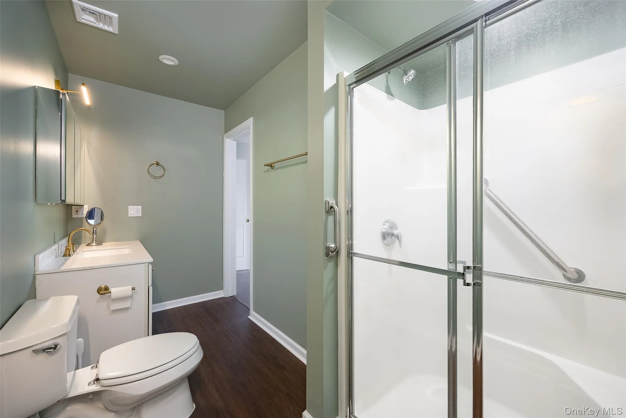This full bathroom services the two secondary bedrooms and office upstairs. This full bathroom services the two secondary bedrooms and office upstairs.