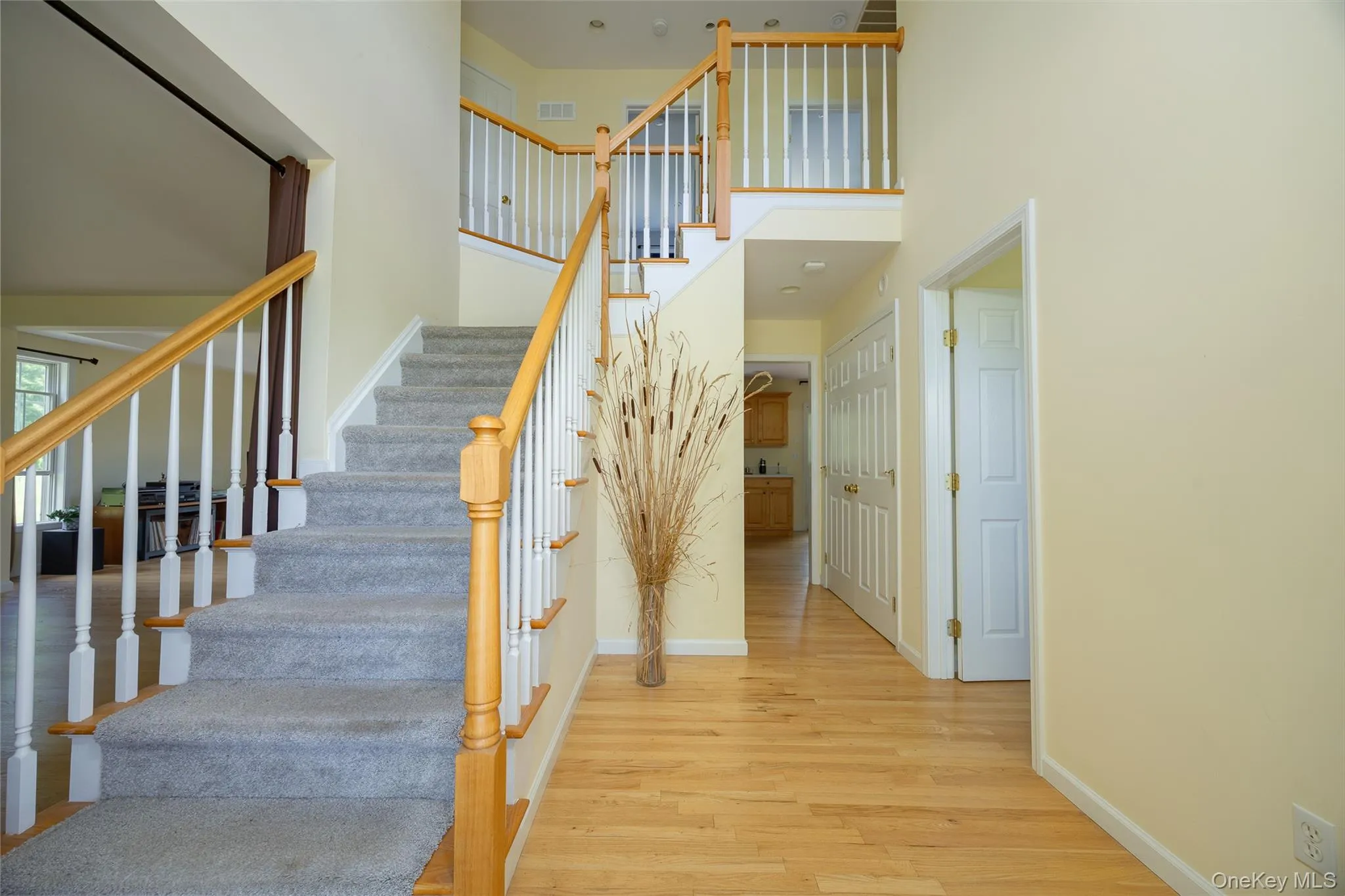 There's a comfortable sense of airy space upon entry. There's a comfortable sense of airy space upon entry.