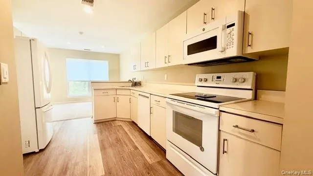 102 Hampton Vista Drive, Brookhaven, NY, 2 Bedrooms Bedrooms, 5 Rooms Rooms,2 BathroomsBathrooms,Residential,For Rent,Hampton Vista,0,1015991 102 Hampton Vista Drive, Brookhaven, NY, 2 Bedrooms Bedrooms, 5 Rooms Rooms,2 BathroomsBathrooms,Residential,For Rent,Hampton Vista,0,1015991