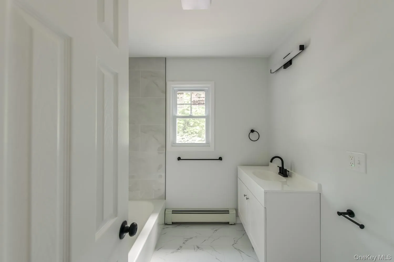 Main Bathroom with ceramic tile Main Bathroom with ceramic tile