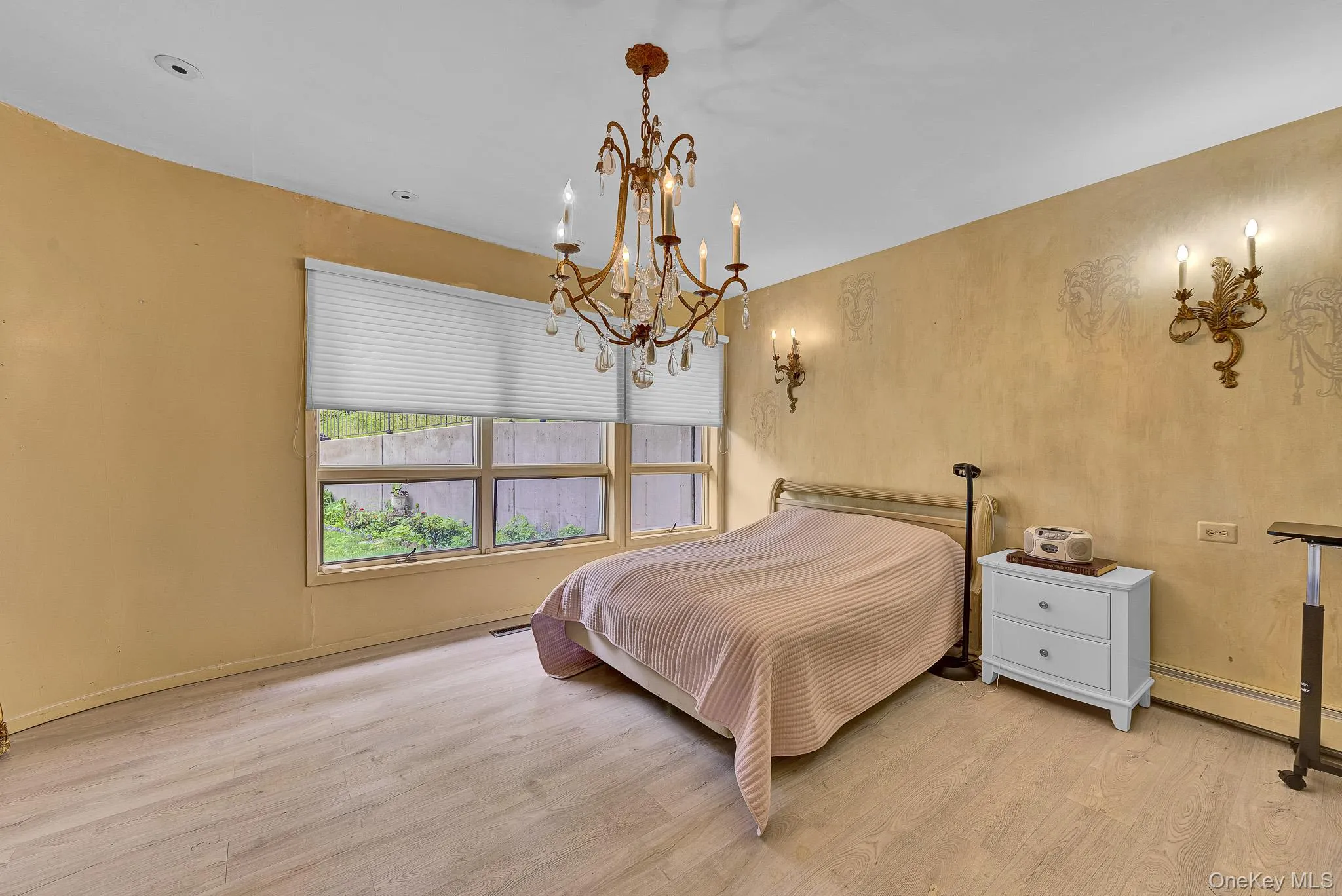 Large Bedroom On Main Level Large Bedroom On Main Level