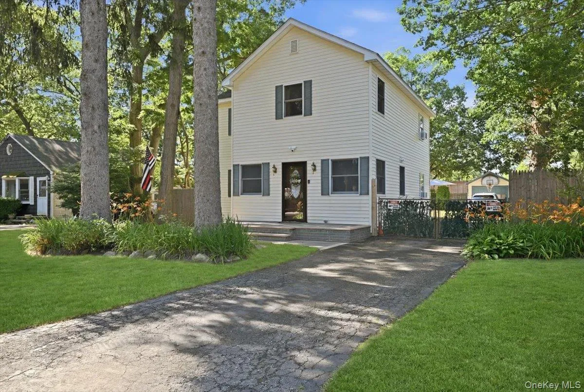 12 Thorne Street, Brookhaven, NY, 4 Bedrooms Bedrooms, 9 Rooms Rooms,2 BathroomsBathrooms,Residential,For Rent,Thorne,0,KEY1016062 12 Thorne Street, Brookhaven, NY, 4 Bedrooms Bedrooms, 9 Rooms Rooms,2 BathroomsBathrooms,Residential,For Rent,Thorne,0,KEY1016062