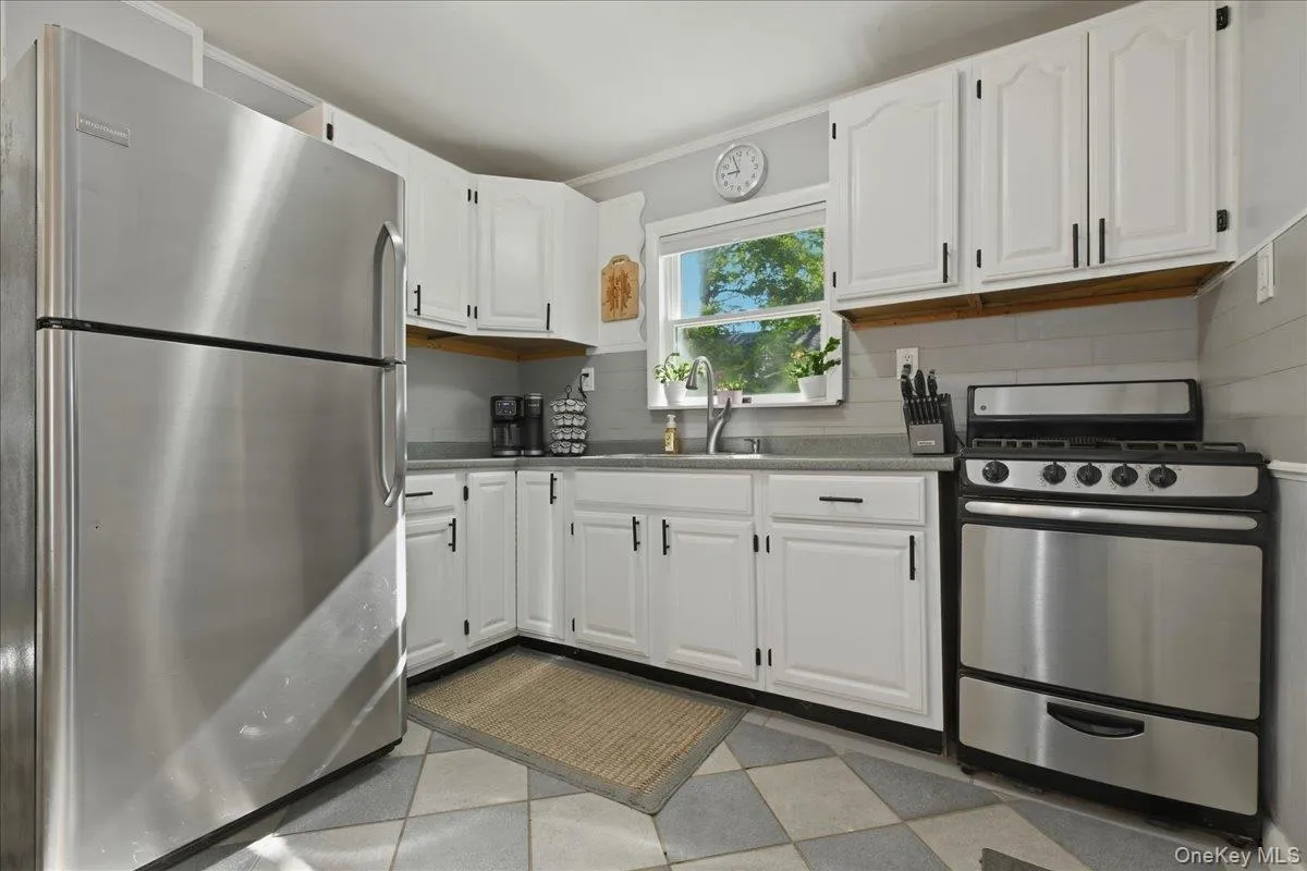 12 Thorne Street, Brookhaven, NY, 4 Bedrooms Bedrooms, 9 Rooms Rooms,2 BathroomsBathrooms,Residential,For Rent,Thorne,0,KEY1016062 12 Thorne Street, Brookhaven, NY, 4 Bedrooms Bedrooms, 9 Rooms Rooms,2 BathroomsBathrooms,Residential,For Rent,Thorne,0,KEY1016062