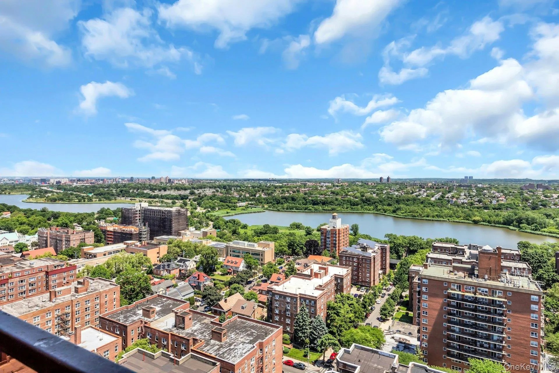 Stunning high-floor 180 view! Stunning high-floor 180 view!