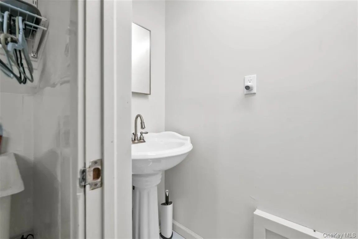 105 Park Lane, New York, NY, 3 Bedrooms Bedrooms, 7 Rooms Rooms,2 BathroomsBathrooms,Residential,For Rent,Park,0,1016111 105 Park Lane, New York, NY, 3 Bedrooms Bedrooms, 7 Rooms Rooms,2 BathroomsBathrooms,Residential,For Rent,Park,0,1016111
