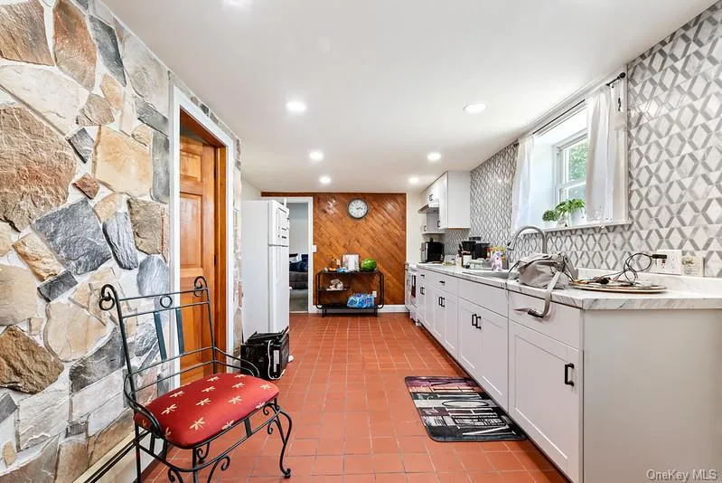 Accessory apartment Kitchen with Tile Floor Accessory apartment Kitchen with Tile Floor
