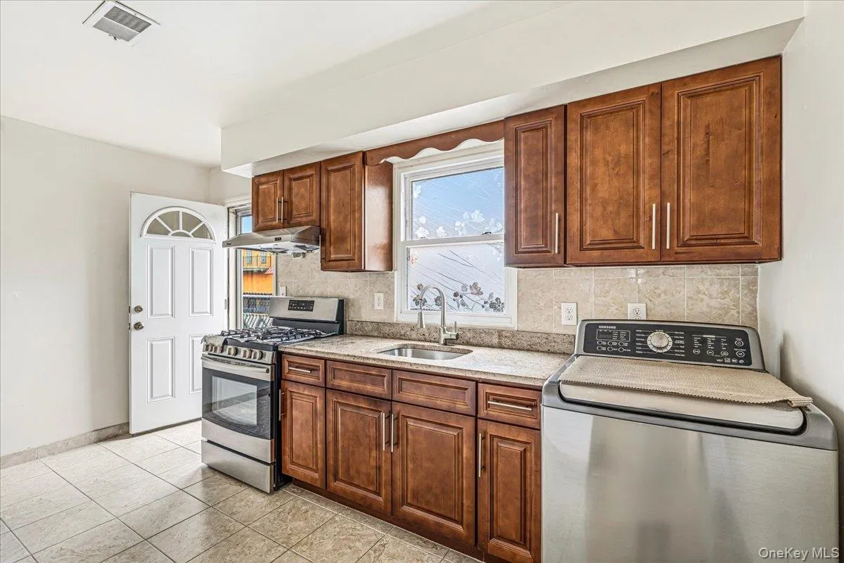 161-33 92nd Street, New York, NY, 4 Bedrooms Bedrooms, 16 Rooms Rooms,2 BathroomsBathrooms,Residential,For Rent,92nd,0,1016113 161-33 92nd Street, New York, NY, 4 Bedrooms Bedrooms, 16 Rooms Rooms,2 BathroomsBathrooms,Residential,For Rent,92nd,0,1016113
