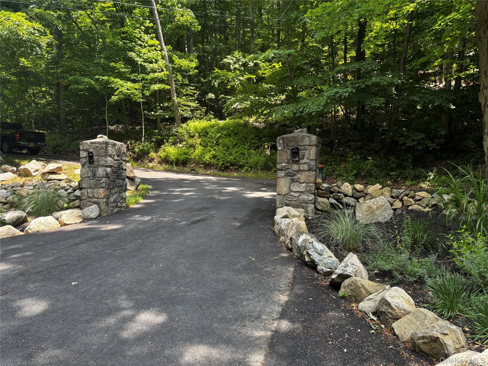 Shared driveway entry up to the lot Shared driveway entry up to the lot