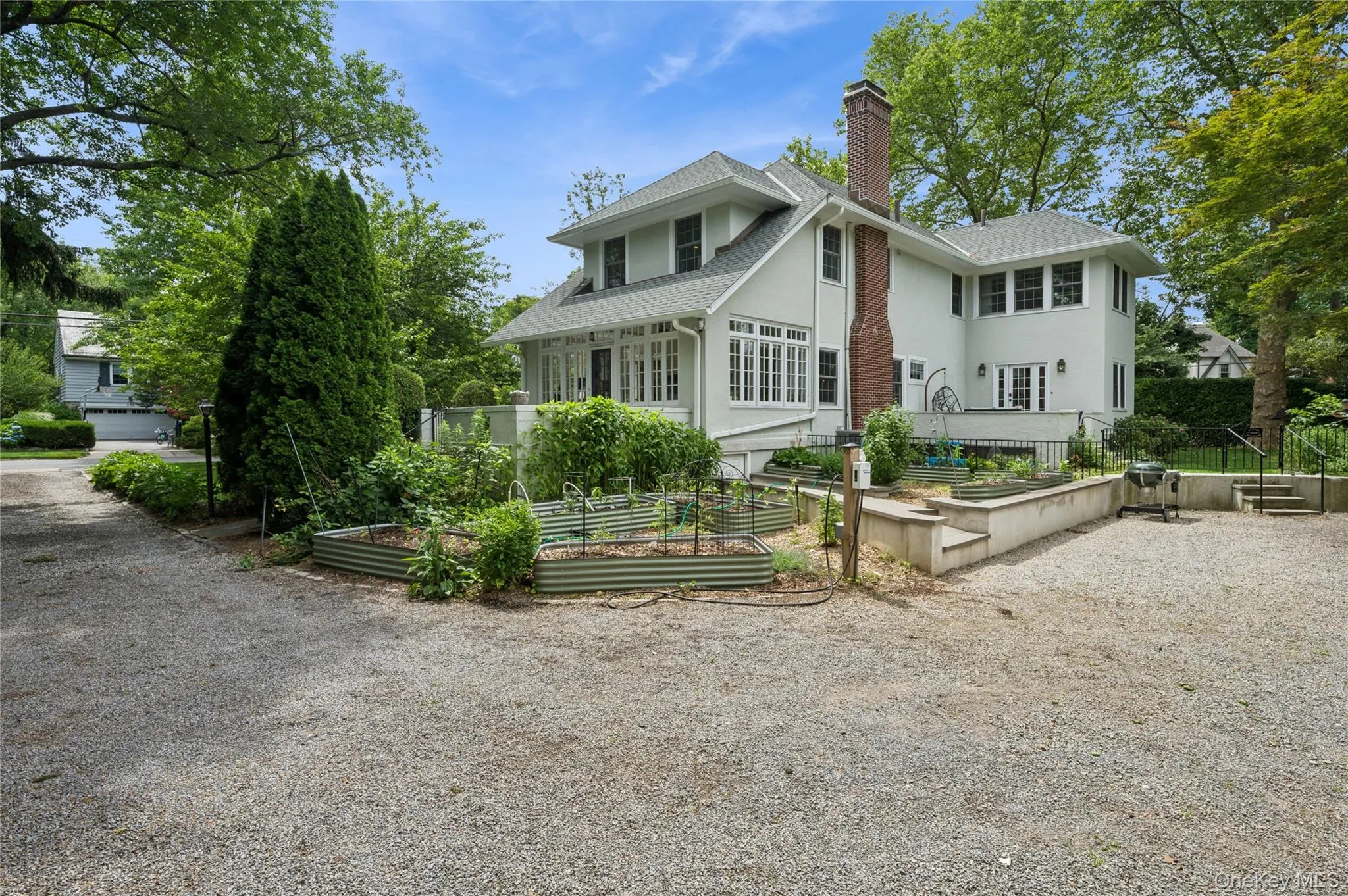 A view of the garden and driveway. A view of the garden and driveway.