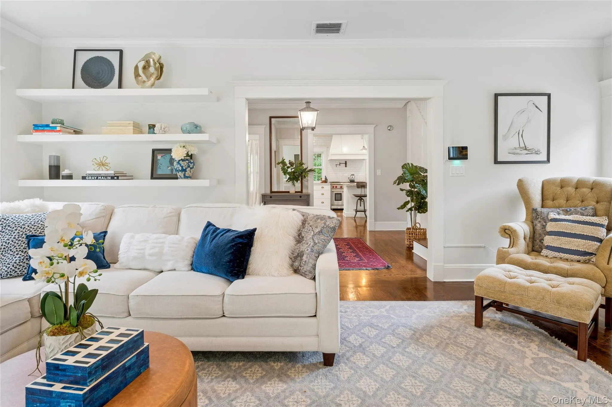The home is flooded with light even on a cloudy day. The home is flooded with light even on a cloudy day.