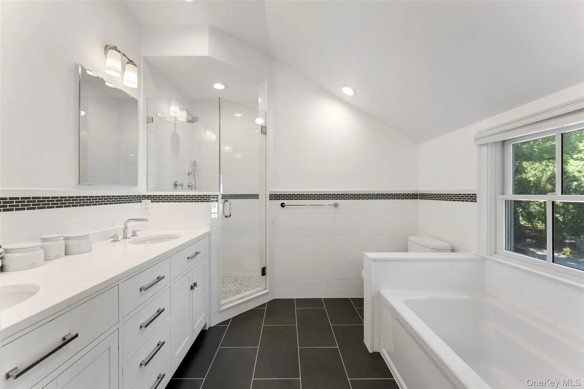 En-suite primary bathroom En-suite primary bathroom