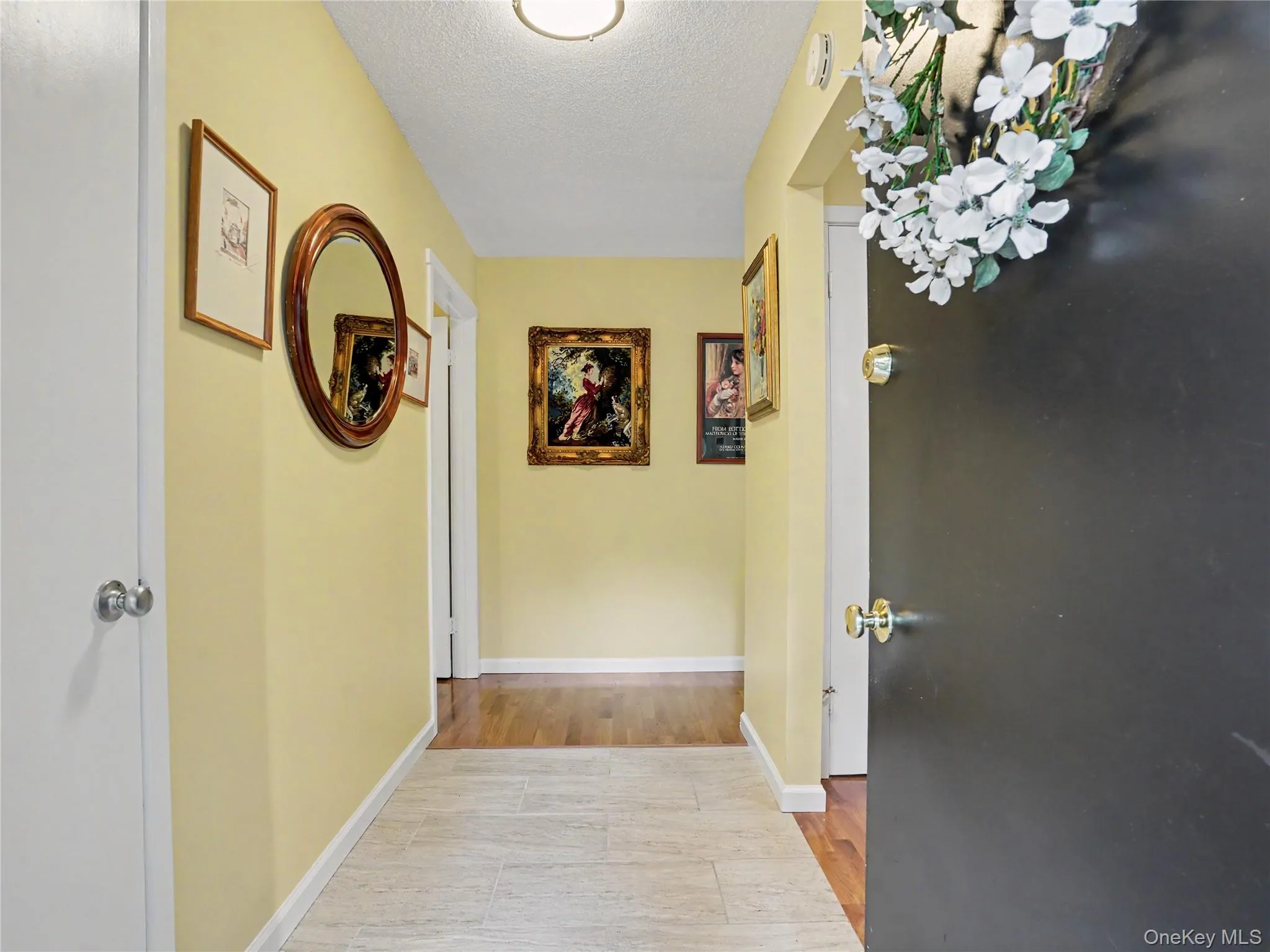 Spacious foyer with coat closet on the left hand side. Spacious foyer with coat closet on the left hand side.
