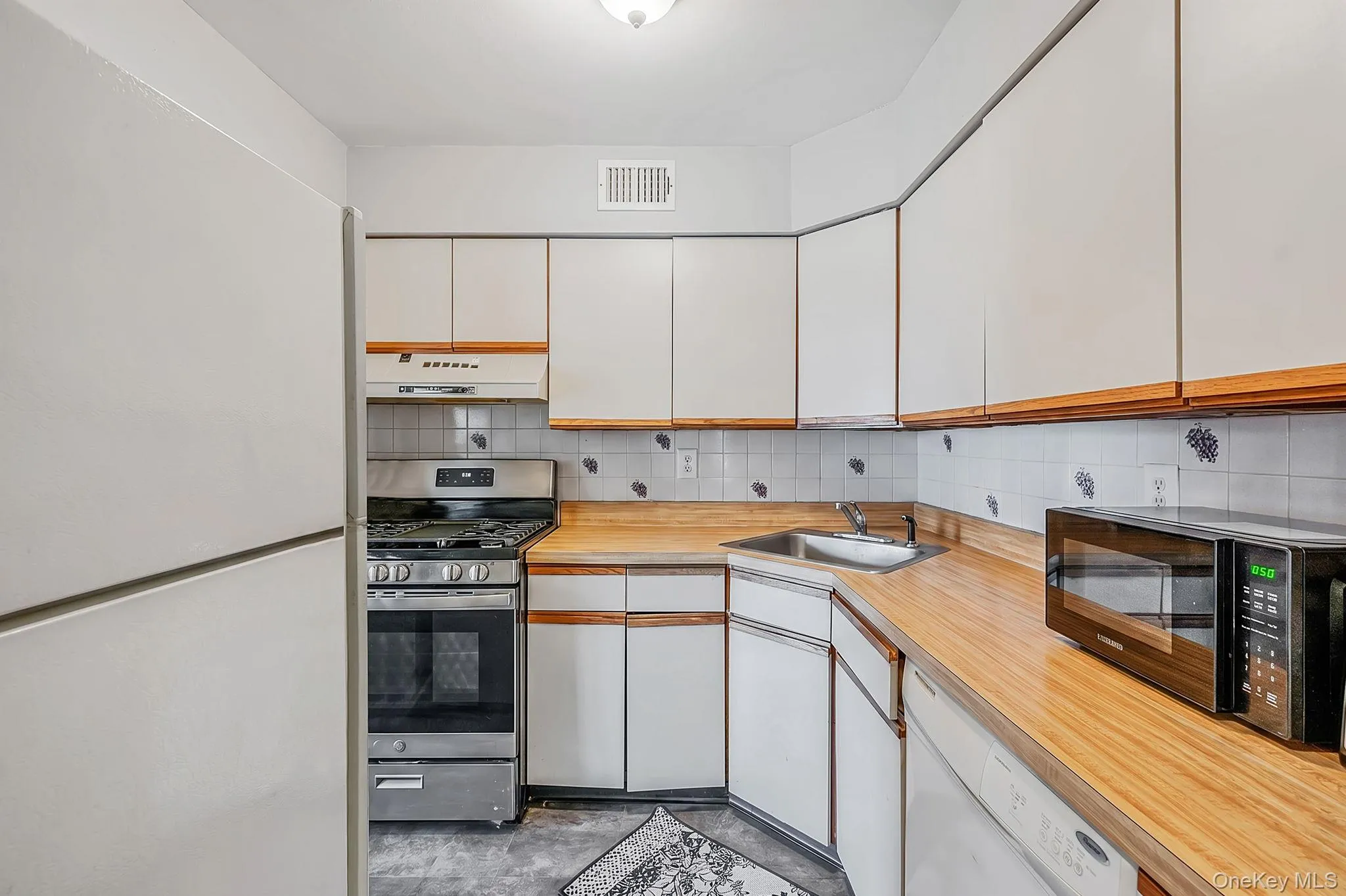124 Fairview Circle, Brookhaven, NY, 2 Bedrooms Bedrooms, 4 Rooms Rooms,1 BathroomBathrooms,Residential,For Rent,Fairview,0,KEY1016345 124 Fairview Circle, Brookhaven, NY, 2 Bedrooms Bedrooms, 4 Rooms Rooms,1 BathroomBathrooms,Residential,For Rent,Fairview,0,KEY1016345