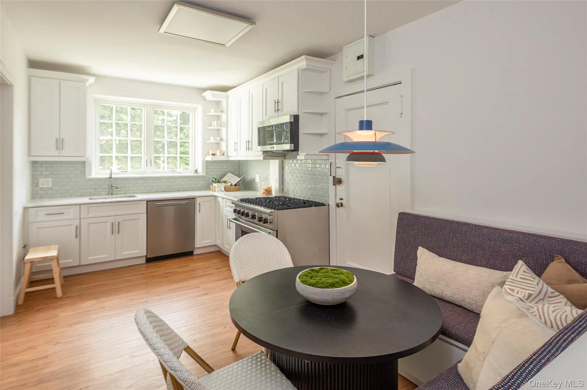Fabulously renovated eat in kitchen Fabulously renovated eat in kitchen