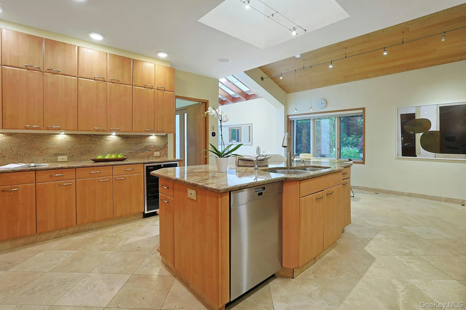 Thoughtfully planned for both everyday living and entertaining, the kitchen offers generous workspace, exceptional storage, and timeless finishes. Thoughtfully planned for both everyday living and entertaining, the kitchen offers generous workspace, exceptional storage, and timeless finishes.