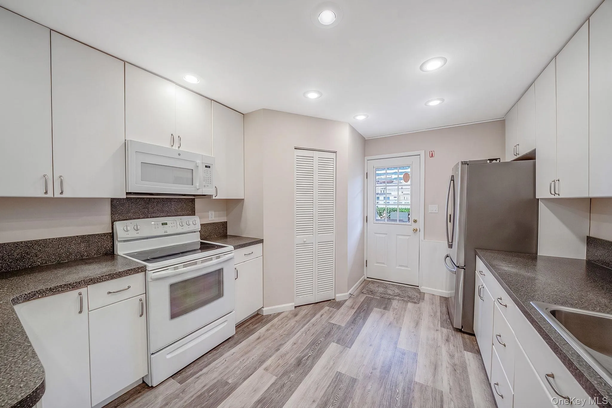 18 Bay Drive, Islip, NY, 4 Bedrooms Bedrooms, 8 Rooms Rooms,2 BathroomsBathrooms,Residential,For Rent,Bay,0,KEY1016380 18 Bay Drive, Islip, NY, 4 Bedrooms Bedrooms, 8 Rooms Rooms,2 BathroomsBathrooms,Residential,For Rent,Bay,0,KEY1016380