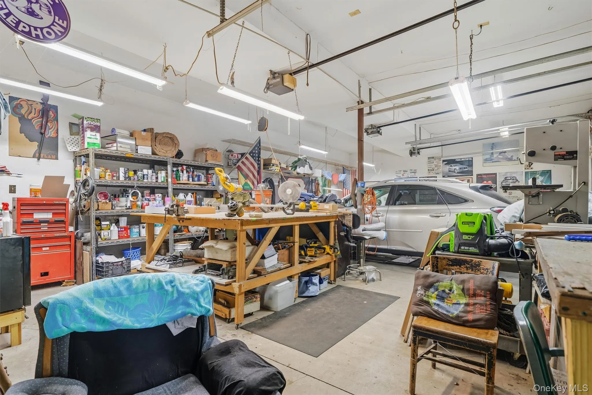 127 & 129 Hill Road Carriage House 3.5 Car Garage Temperature Controlled 10' Ceiling. 127 & 129 Hill Road Carriage House 3.5 Car Garage Temperature Controlled 10' Ceiling.