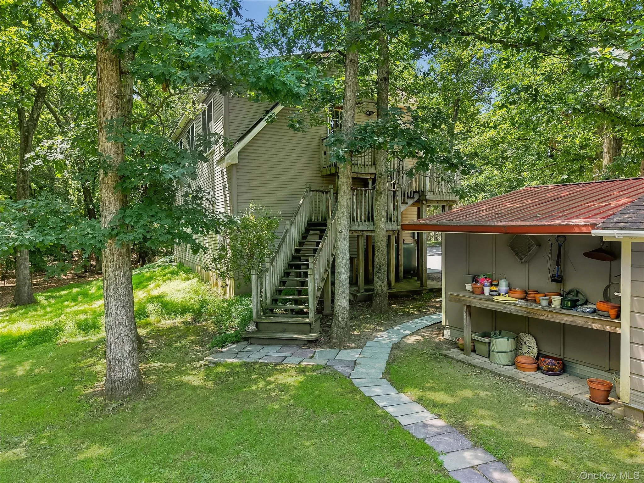 127 & 129 Hill Road Carriage House 2nd Floor Loft Separate Entrance. 127 & 129 Hill Road Carriage House 2nd Floor Loft Separate Entrance.