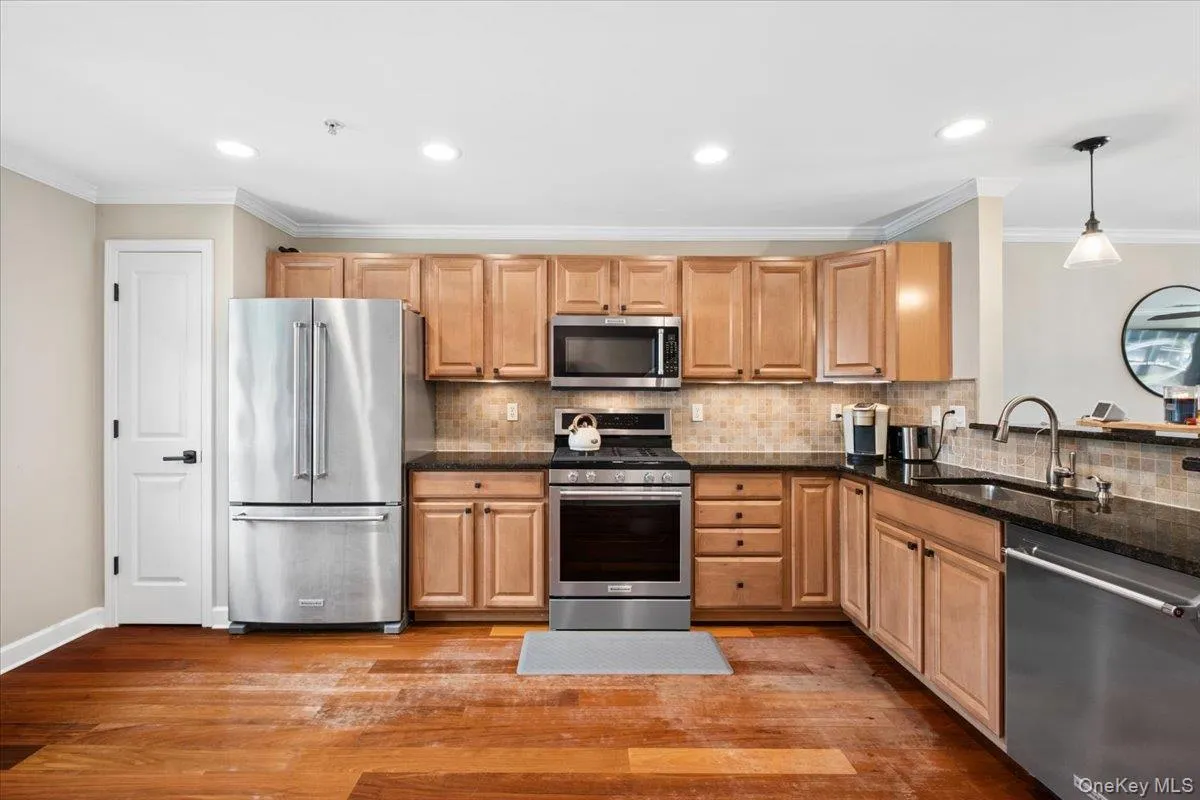 spacious kitchen, room for center isle! spacious kitchen, room for center isle!
