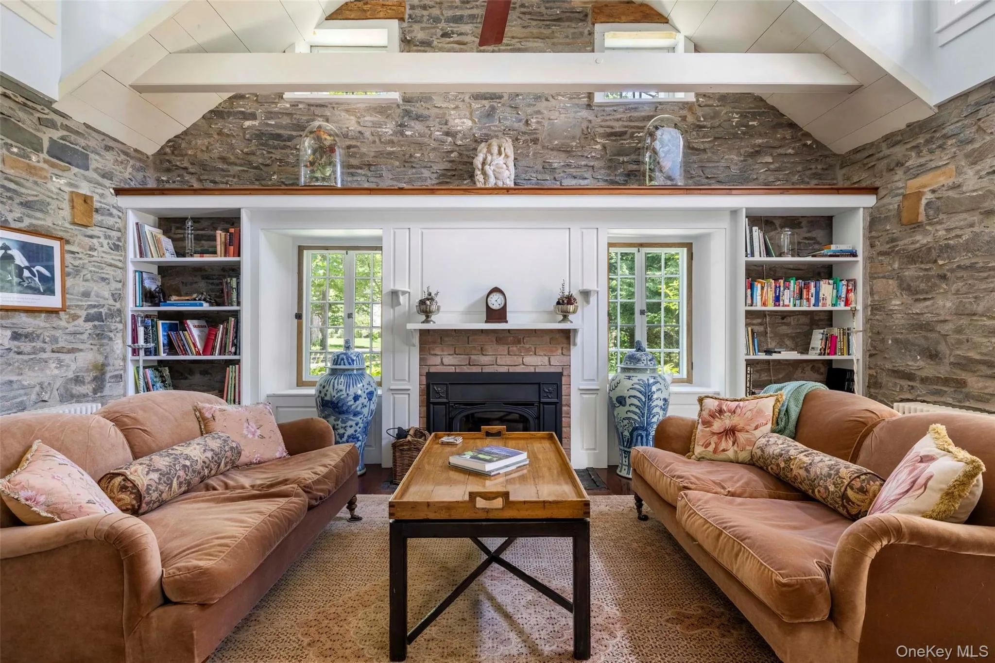 Original stone walls, vaulted ceiling and wood-burning fireplace Original stone walls, vaulted ceiling and wood-burning fireplace