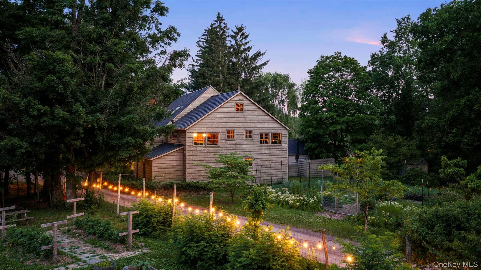 Warmly illuminated at dusk, the Broken Wing Barn invites memorable celebrations, performances, and gatherings throughout the year Warmly illuminated at dusk, the Broken Wing Barn invites memorable celebrations, performances, and gatherings throughout the year