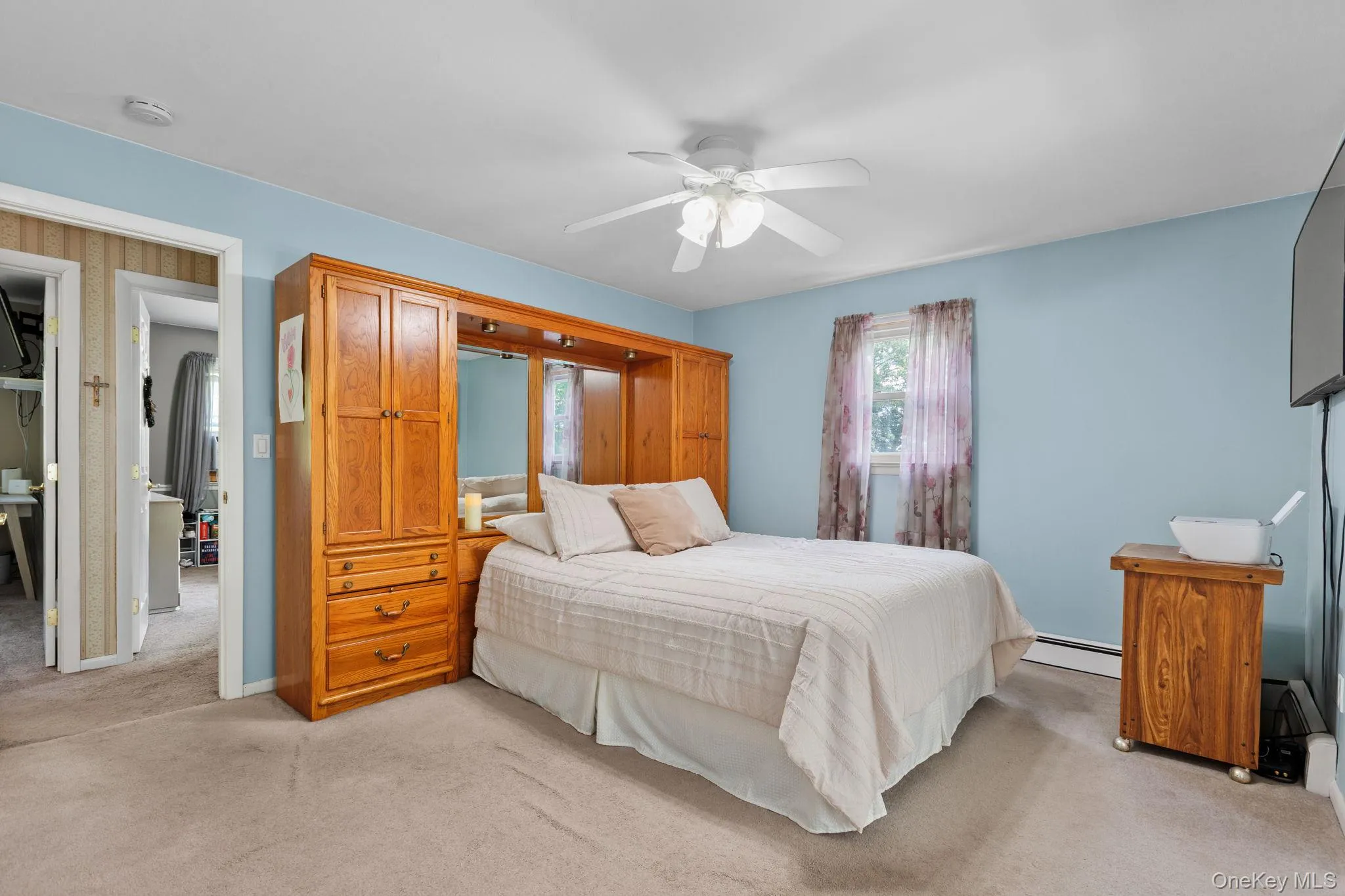 Queen size bed with a bedroom frame equipped with extra storage space. Queen size bed with a bedroom frame equipped with extra storage space.