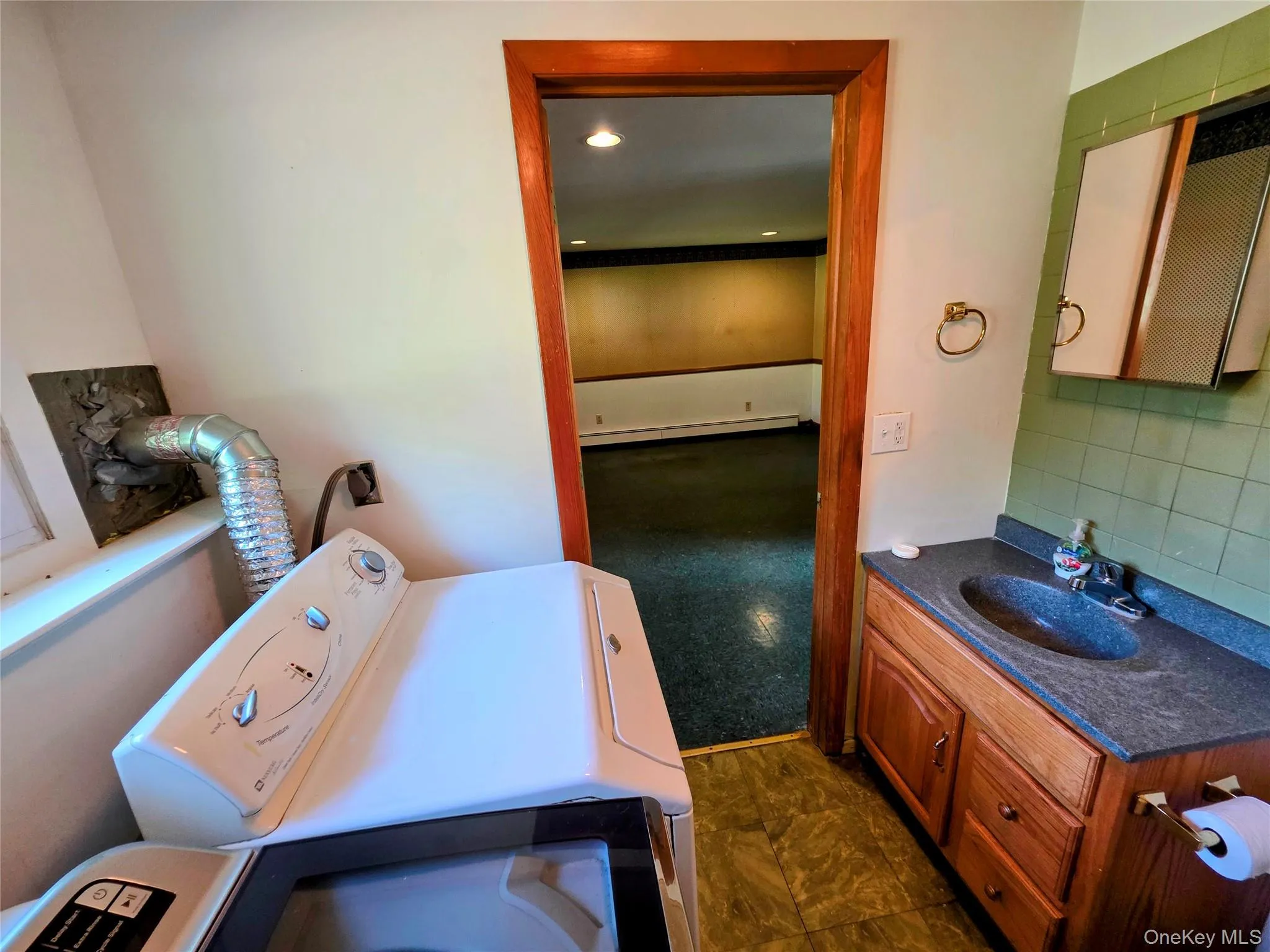 3 Abbey Road, Hyde Park, NY, 3 Bedrooms Bedrooms, 8 Rooms Rooms,1 BathroomBathrooms,Residential,For Rent,Abbey,0,1016491 3 Abbey Road, Hyde Park, NY, 3 Bedrooms Bedrooms, 8 Rooms Rooms,1 BathroomBathrooms,Residential,For Rent,Abbey,0,1016491