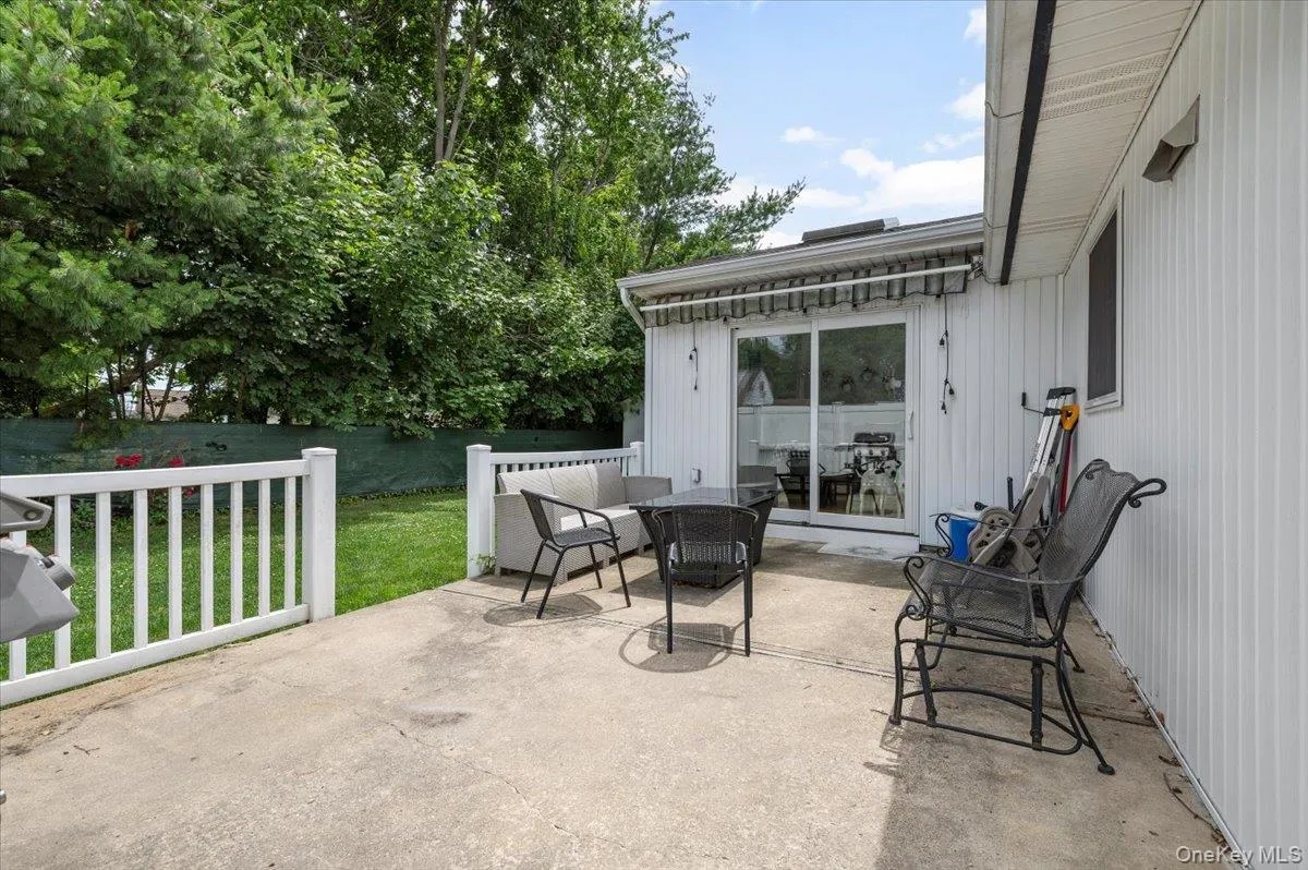 512 Farmranch Road, Oyster Bay, NY, 3 Bedrooms Bedrooms, 7 Rooms Rooms,1 BathroomBathrooms,Residential,For Rent,Farmranch,0,KEY1016513 512 Farmranch Road, Oyster Bay, NY, 3 Bedrooms Bedrooms, 7 Rooms Rooms,1 BathroomBathrooms,Residential,For Rent,Farmranch,0,KEY1016513
