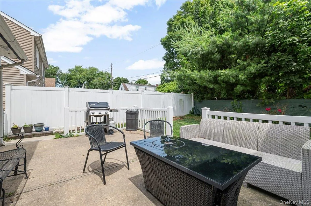 512 Farmranch Road, Oyster Bay, NY, 3 Bedrooms Bedrooms, 7 Rooms Rooms,1 BathroomBathrooms,Residential,For Rent,Farmranch,0,KEY1016513 512 Farmranch Road, Oyster Bay, NY, 3 Bedrooms Bedrooms, 7 Rooms Rooms,1 BathroomBathrooms,Residential,For Rent,Farmranch,0,KEY1016513