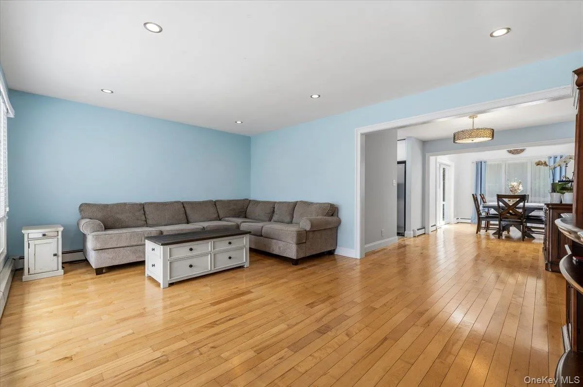 512 Farmranch Road, Oyster Bay, NY, 3 Bedrooms Bedrooms, 7 Rooms Rooms,1 BathroomBathrooms,Residential,For Rent,Farmranch,0,KEY1016513 512 Farmranch Road, Oyster Bay, NY, 3 Bedrooms Bedrooms, 7 Rooms Rooms,1 BathroomBathrooms,Residential,For Rent,Farmranch,0,KEY1016513