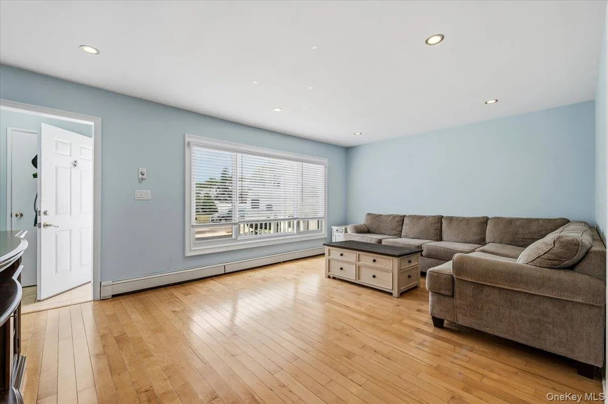 512 Farmranch Road, Oyster Bay, NY, 3 Bedrooms Bedrooms, 7 Rooms Rooms,1 BathroomBathrooms,Residential,For Rent,Farmranch,0,KEY1016513 512 Farmranch Road, Oyster Bay, NY, 3 Bedrooms Bedrooms, 7 Rooms Rooms,1 BathroomBathrooms,Residential,For Rent,Farmranch,0,KEY1016513