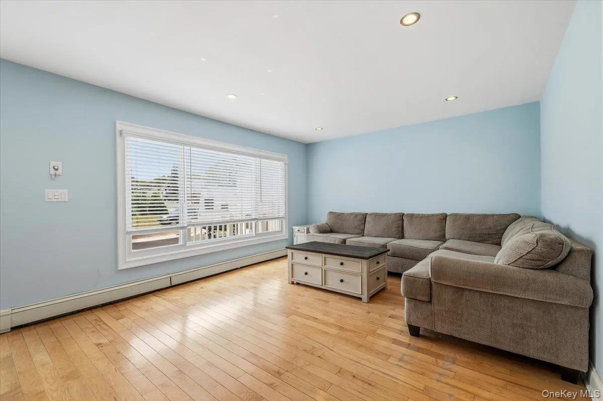 512 Farmranch Road, Oyster Bay, NY, 3 Bedrooms Bedrooms, 7 Rooms Rooms,1 BathroomBathrooms,Residential,For Rent,Farmranch,0,KEY1016513 512 Farmranch Road, Oyster Bay, NY, 3 Bedrooms Bedrooms, 7 Rooms Rooms,1 BathroomBathrooms,Residential,For Rent,Farmranch,0,KEY1016513