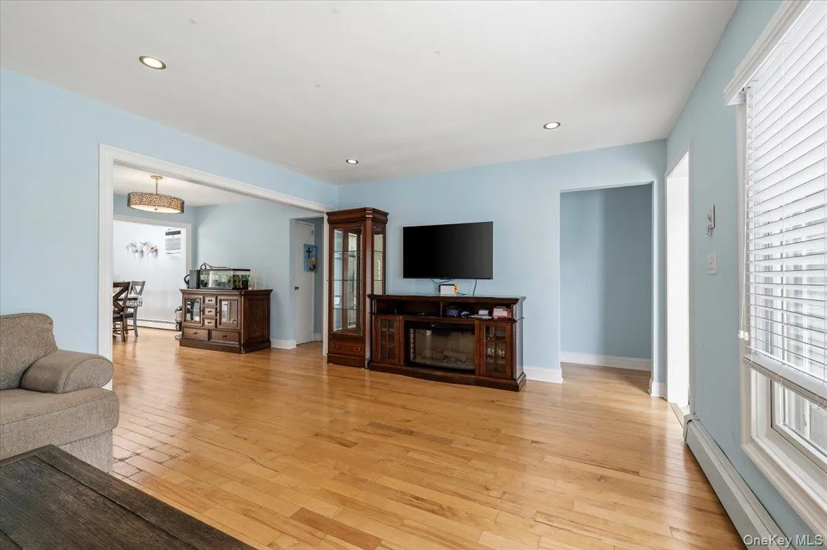 512 Farmranch Road, Oyster Bay, NY, 3 Bedrooms Bedrooms, 7 Rooms Rooms,1 BathroomBathrooms,Residential,For Rent,Farmranch,0,KEY1016513 512 Farmranch Road, Oyster Bay, NY, 3 Bedrooms Bedrooms, 7 Rooms Rooms,1 BathroomBathrooms,Residential,For Rent,Farmranch,0,KEY1016513