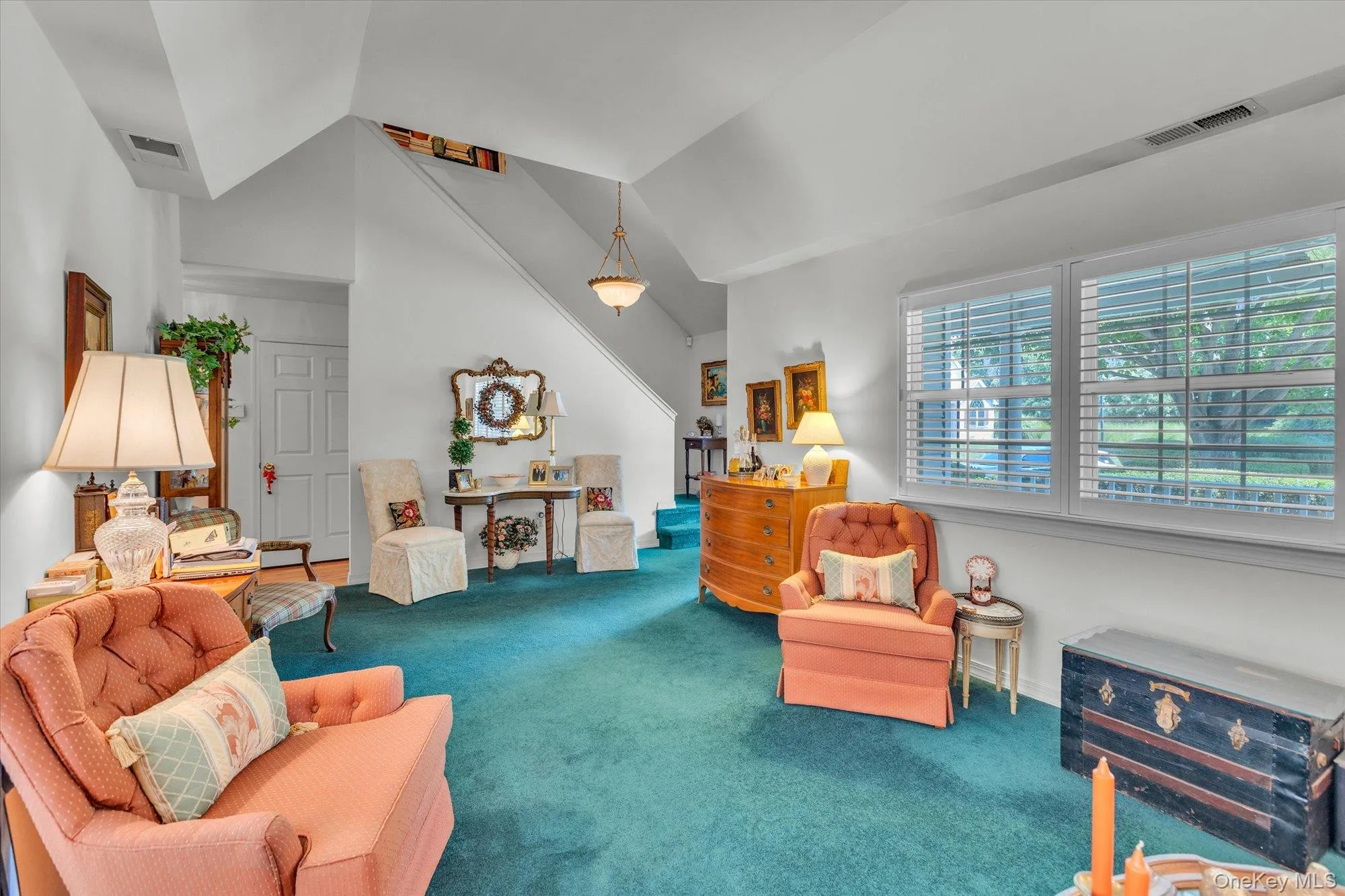 High ceilings. Lots of natural light. High ceilings. Lots of natural light.
