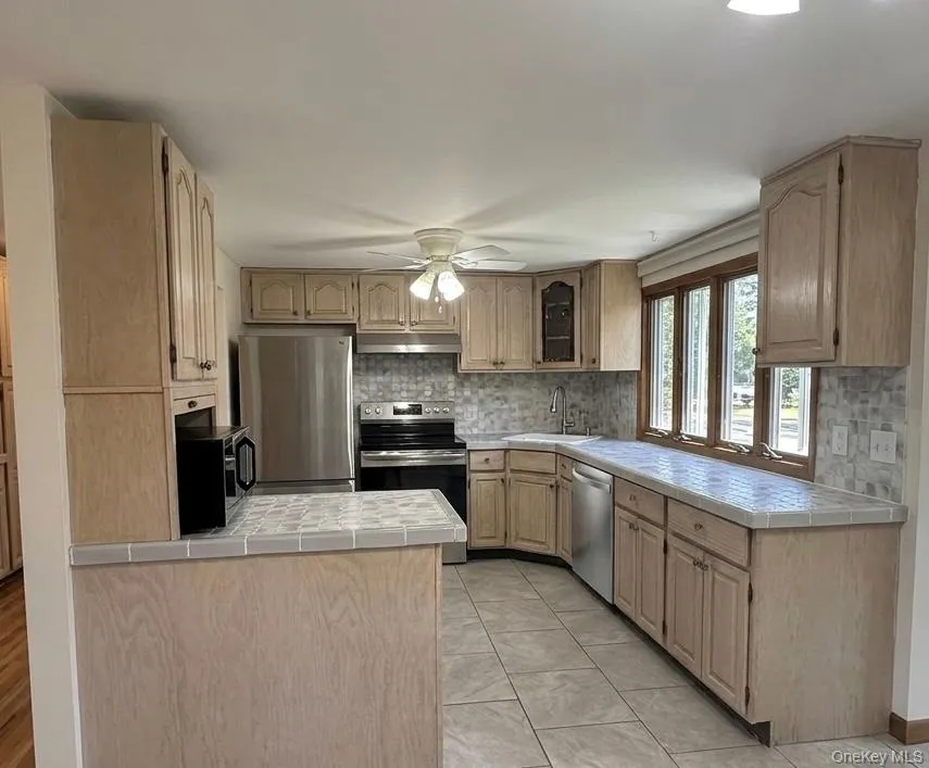 Kitchen with Breakfast Bar Kitchen with Breakfast Bar