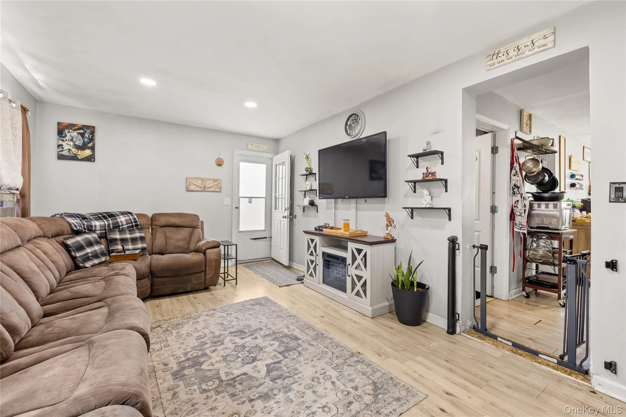 1632 Thompson Drive, Islip, NY, 3 Bedrooms Bedrooms, 6 Rooms Rooms,1 BathroomBathrooms,Residential,For Rent,Thompson,0,1016593 1632 Thompson Drive, Islip, NY, 3 Bedrooms Bedrooms, 6 Rooms Rooms,1 BathroomBathrooms,Residential,For Rent,Thompson,0,1016593