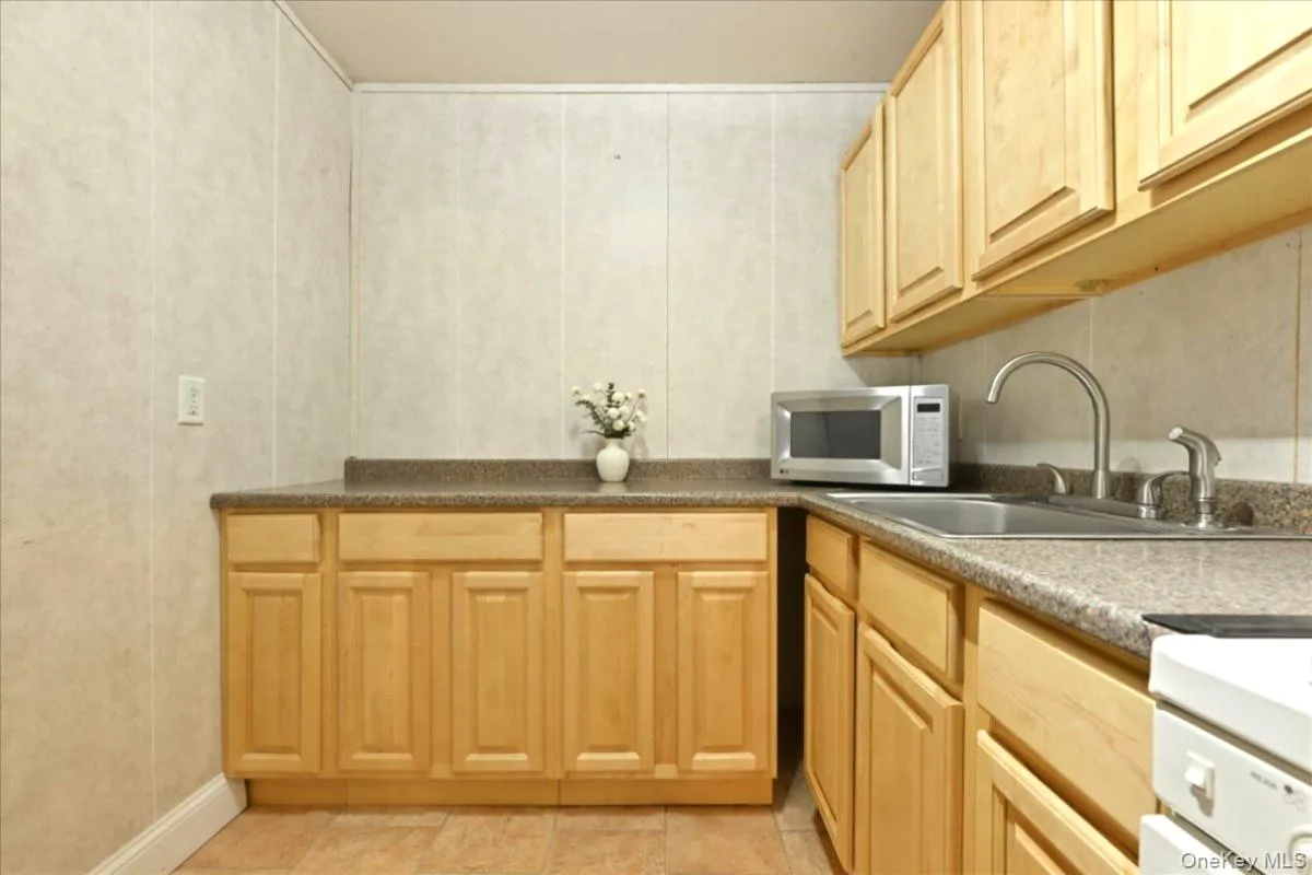 101 Lincoln Avenue, North Hempstead, NY, 4 Rooms Rooms,1 BathroomBathrooms,Residential,For Rent,Lincoln,0,1016606 101 Lincoln Avenue, North Hempstead, NY, 4 Rooms Rooms,1 BathroomBathrooms,Residential,For Rent,Lincoln,0,1016606