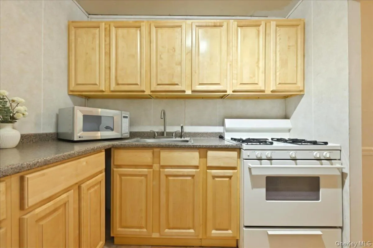 101 Lincoln Avenue, North Hempstead, NY, 4 Rooms Rooms,1 BathroomBathrooms,Residential,For Rent,Lincoln,0,1016606 101 Lincoln Avenue, North Hempstead, NY, 4 Rooms Rooms,1 BathroomBathrooms,Residential,For Rent,Lincoln,0,1016606