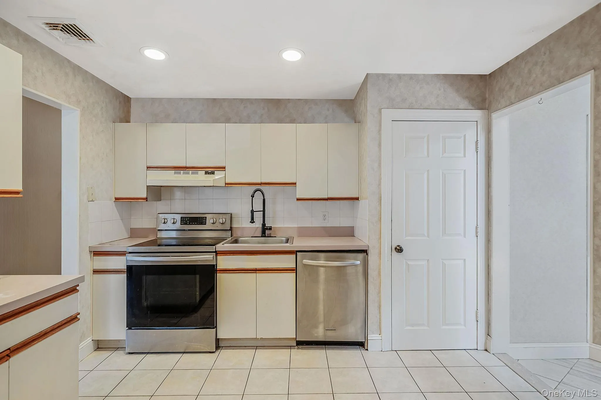 15 Edwin Avenue, Brookhaven, NY, 4 Bedrooms Bedrooms, 9 Rooms Rooms,2 BathroomsBathrooms,Residential,For Rent,Edwin,0,1016610 15 Edwin Avenue, Brookhaven, NY, 4 Bedrooms Bedrooms, 9 Rooms Rooms,2 BathroomsBathrooms,Residential,For Rent,Edwin,0,1016610