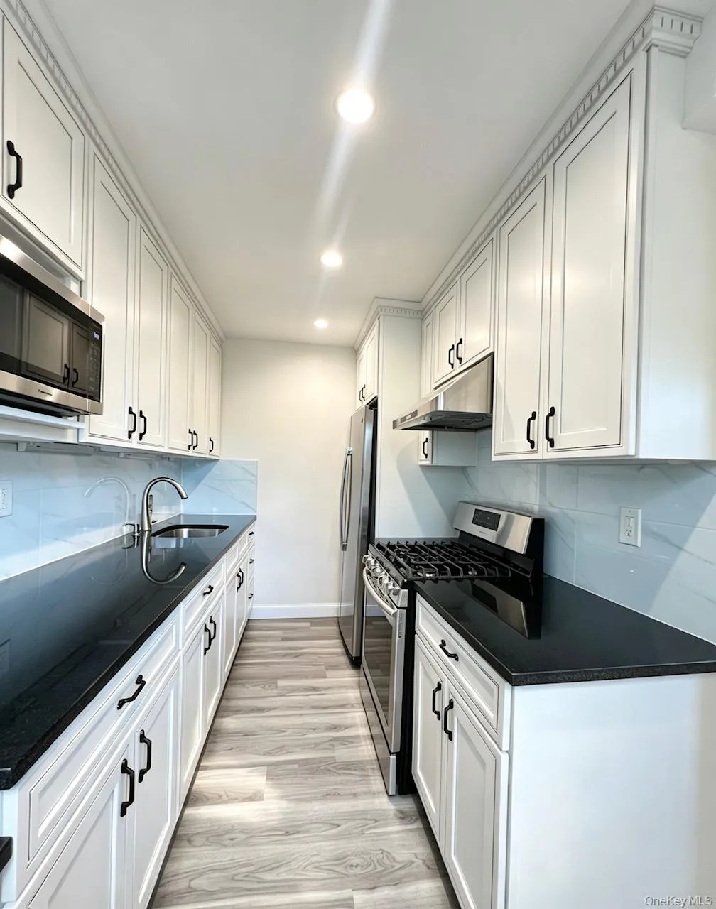 6943 136th Street, New York, NY, 1 Bedroom Bedrooms, 4 Rooms Rooms,1 BathroomBathrooms,Residential,For Rent,136th,0,1016614 6943 136th Street, New York, NY, 1 Bedroom Bedrooms, 4 Rooms Rooms,1 BathroomBathrooms,Residential,For Rent,136th,0,1016614