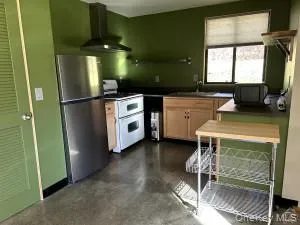Polished concrete floors with pantry. Open shelving Polished concrete floors with pantry. Open shelving