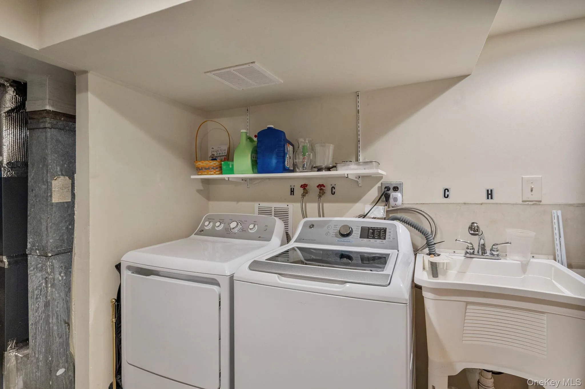 1 Hale Place, Hempstead, NY, 3 Bedrooms Bedrooms, 5 Rooms Rooms,2 BathroomsBathrooms,Residential,For Rent,Hale,0,1016636 1 Hale Place, Hempstead, NY, 3 Bedrooms Bedrooms, 5 Rooms Rooms,2 BathroomsBathrooms,Residential,For Rent,Hale,0,1016636