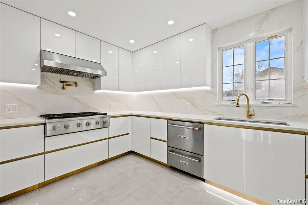 7662 174th Street, New York, NY, 5 Bedrooms Bedrooms, 10 Rooms Rooms,5 BathroomsBathrooms,Residential Lease,For Rent,174th,0,1016648 7662 174th Street, New York, NY, 5 Bedrooms Bedrooms, 10 Rooms Rooms,5 BathroomsBathrooms,Residential Lease,For Rent,174th,0,1016648