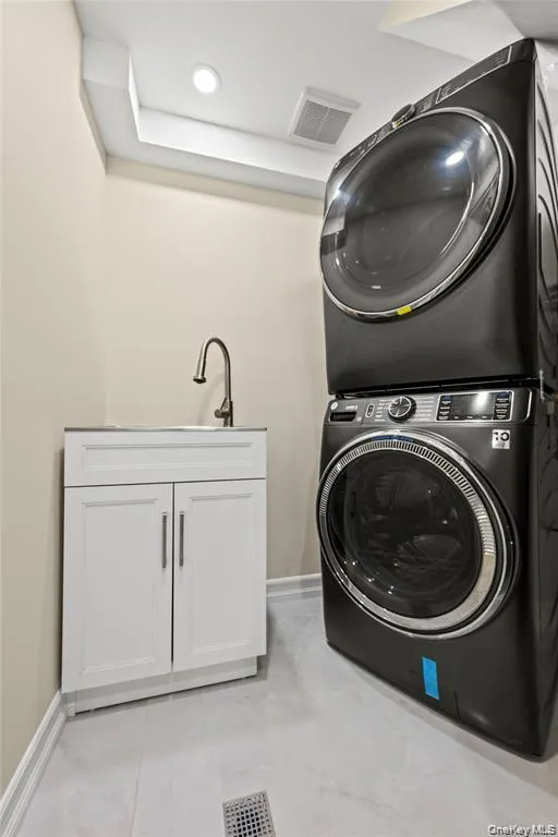 7662 174th Street, New York, NY, 5 Bedrooms Bedrooms, 10 Rooms Rooms,5 BathroomsBathrooms,Residential Lease,For Rent,174th,0,1016648 7662 174th Street, New York, NY, 5 Bedrooms Bedrooms, 10 Rooms Rooms,5 BathroomsBathrooms,Residential Lease,For Rent,174th,0,1016648